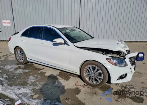 2017 Mercedes-Benz C 300 z USA, uszkodzony, nr VIN 55SWF4JB3HU202004